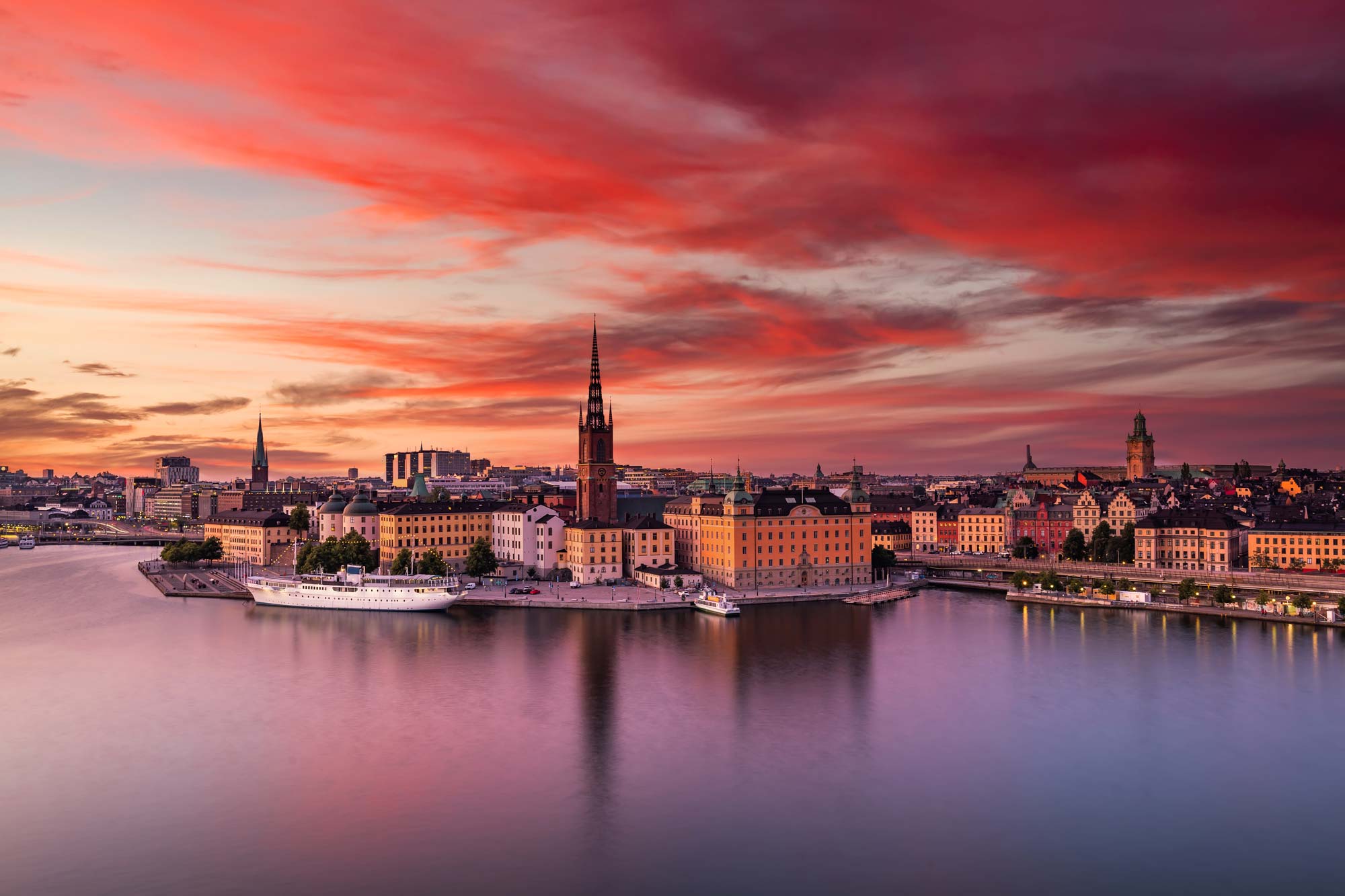 Stockholm i solnedgång i rosa färger